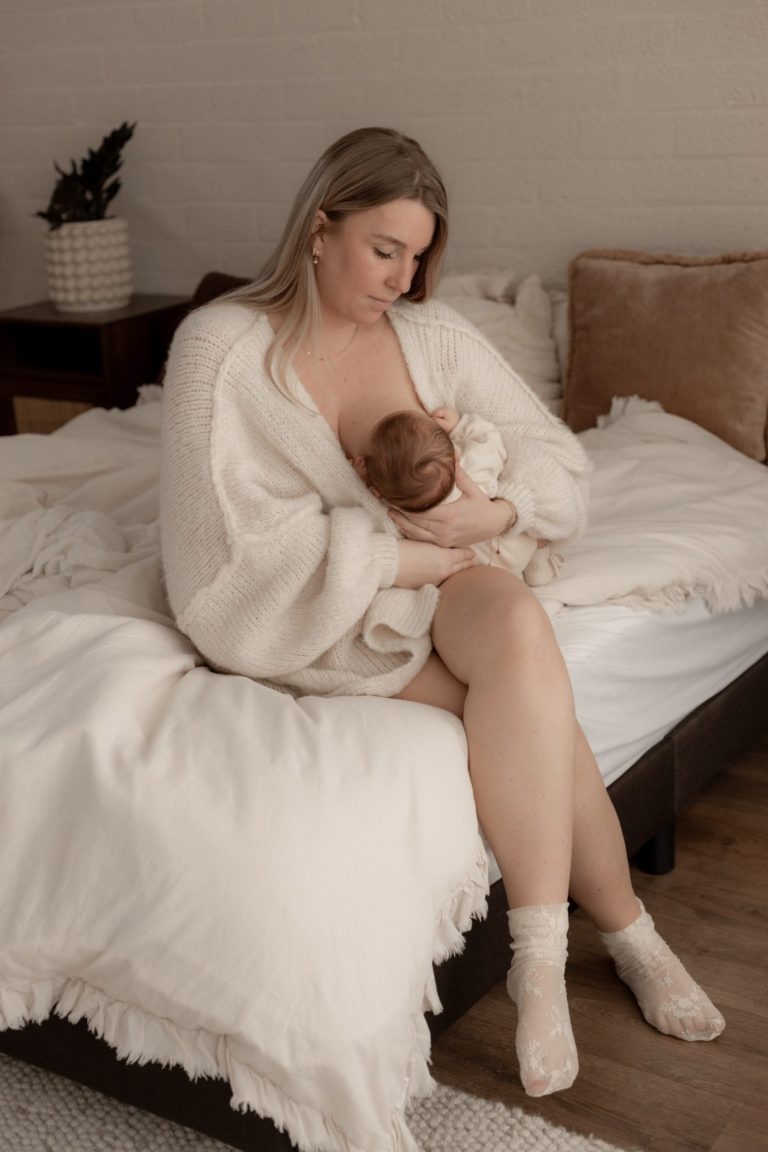 Newbornshoot, liefdevol, spontaan, bussum, het gooi, noord holland, almere, naarden, hilversum, midden nederland ouders met baby Een baby ligt in de armen van een volwassene, met een blik van verwondering.