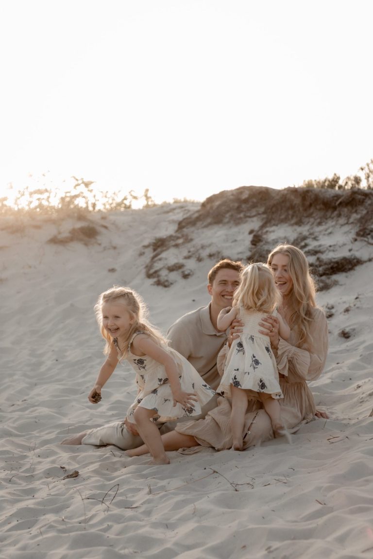 Lifestyleshoot, liefdevol, het gooi, bussum, almere, naarden, noord holland, spontaan, kind Een meisje in een witte blouse houdt een knuffel varken vast, omringd door zonlicht.