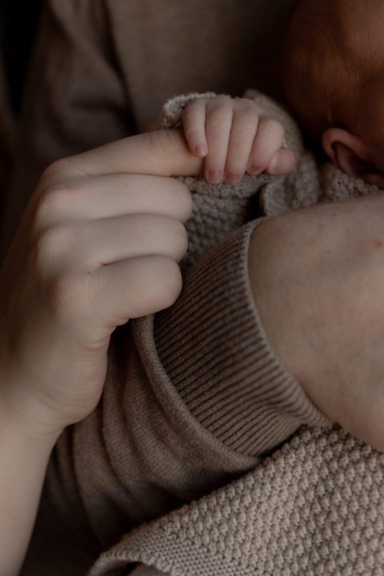 Een babyvoetje, rustend op een zachte ondergrond.