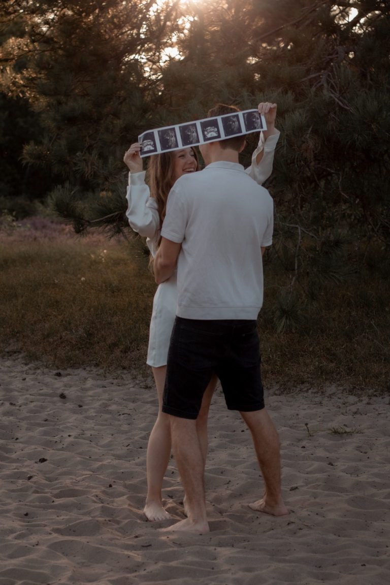 Een stel poseert romantisch op het strand, met foto's tussen hen in.