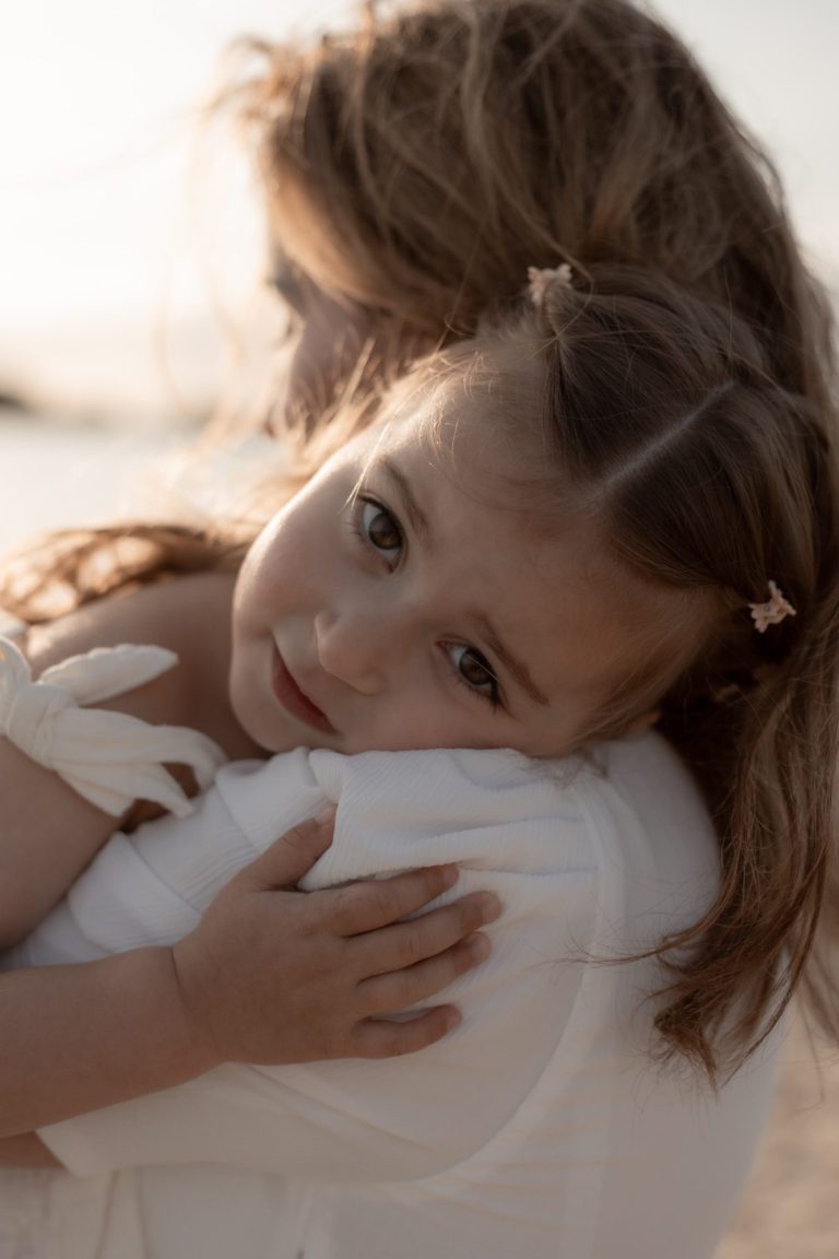 Lifestyleshoot, liefdevol, het gooi, bussum, almere, naarden, noord holland, spontaan, vrouw in kracht Een vrouw met krullend haar wandelt op een zandige ondergrond tijdens zonsondergang.