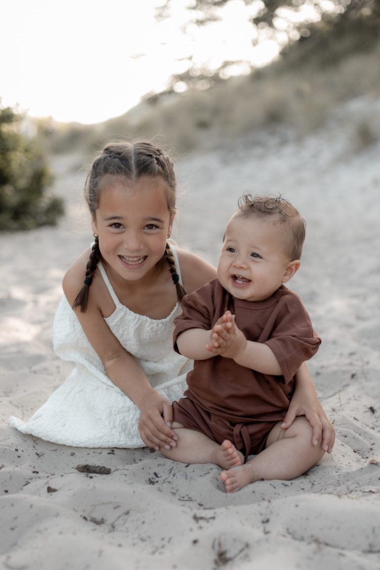 Lifestyleshoot, liefdevol, het gooi, bussum, almere, naarden, noord holland, spontaan, love shoot Een paar wandelt hand in hand over een zandige ondergrond bij zonsondergang.