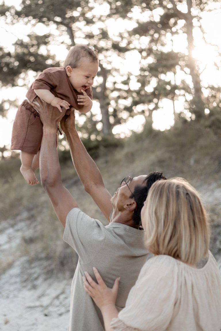 Lifestyleshoot, moeder en kind, liefdevol, het gooi, bussum, almere, naarden, noord holland, spontaan Vrouw en meisje omhelzen elkaar op een zandachtige plek bij zonsondergang.